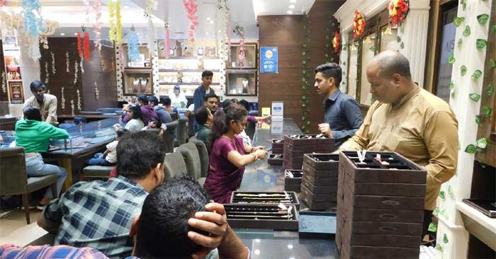 Market decorated on Dhanteras, huge shopping happening - Festival of Dhanteras today