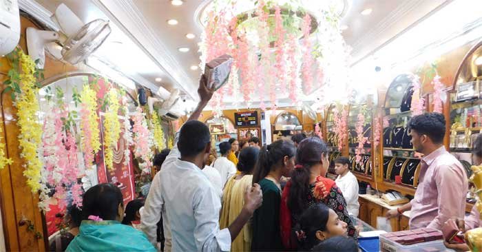 Market decorated on Dhanteras, huge shopping happening - Festival of Dhanteras today