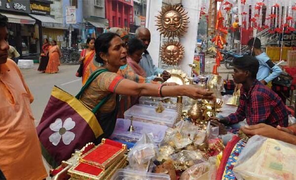 Market decorated on Dhanteras, huge shopping happening - Festival of Dhanteras today