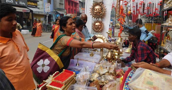 Market decorated on Dhanteras, huge shopping happening - Festival of Dhanteras today