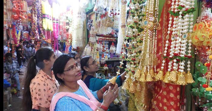 Market decorated on Dhanteras, huge shopping happening - Festival of Dhanteras today