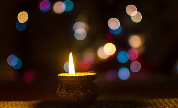 Fire broke out from a lamp on Diwali, goods worth lakhs burnt to ashes - a woman burnt