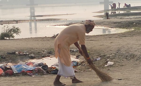 On the eve of Kartik Purnima, BJP Baba cleaned garbage at Ganga Ghat.