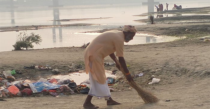 On the eve of Kartik Purnima, BJP Baba cleaned garbage at Ganga Ghat.