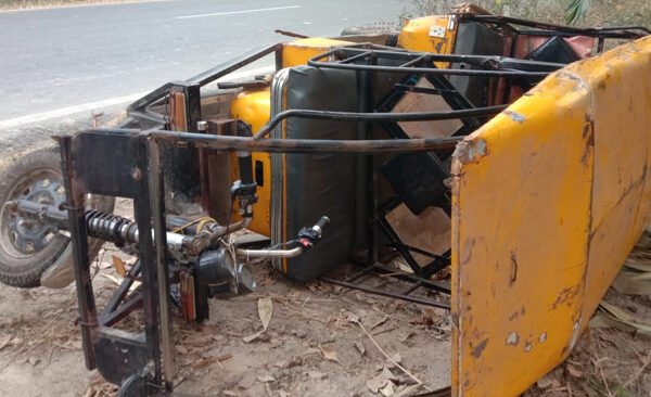 E rickshaw hit by trailer, one person riding on e rickshaw died