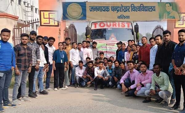The fourth semester Agriculture Bachelor students and students of Jannayak Chandrashekhar University went on an educational tour.