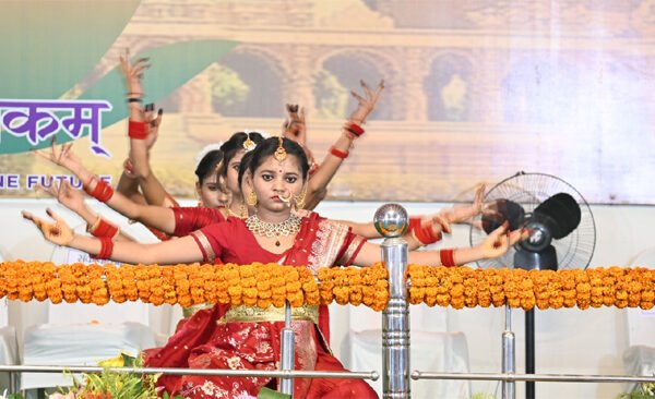 Cultural evening organized in the convocation ceremony of Jannayak Chandrashekhar University Ballia