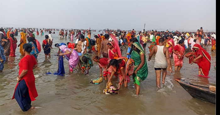 Lakhs of devotees take a dip of faith on the bank of Ganga Tamsa Sangam on Kartik Purnima.