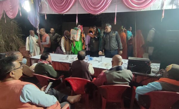 On the occasion of Kartik Purnima bath, a service camp was organized to serve the bathers.