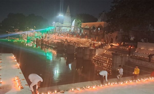 Dev Diwali was celebrated on the occasion of Kartik Purnima on the ghats of the grand lake located at Shrinath Baba Math.