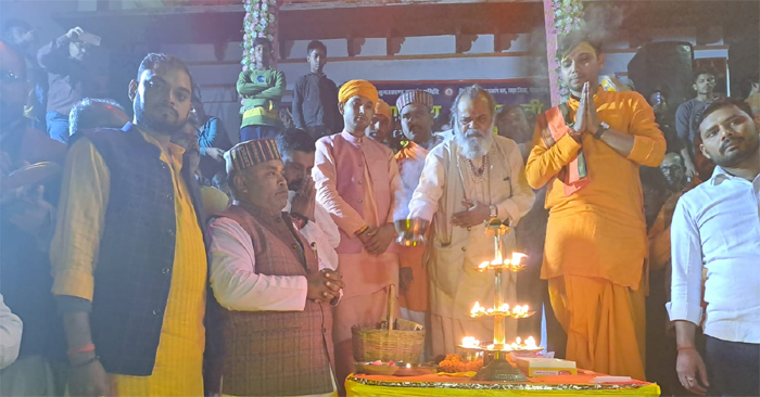 Dev Diwali was celebrated on the occasion of Kartik Purnima on the ghats of the grand lake located at Shrinath Baba Math.