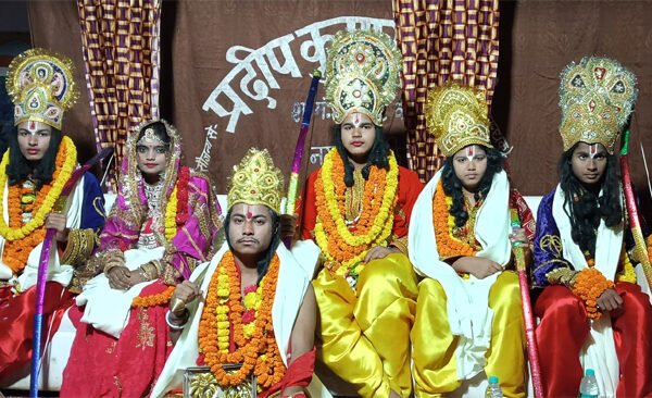 Ramlila, which has been going on since November 1 on the stage of Adarsh Ramlila Committee in Nagwa village, ended with the coronation of Lord Shri Ram.