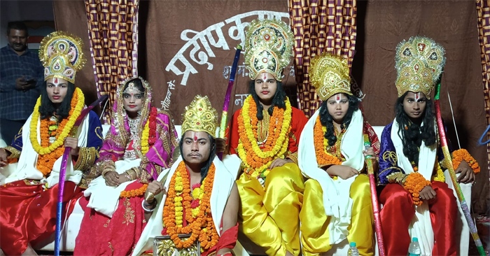 Ramlila, which has been going on since November 1 on the stage of Adarsh Ramlila Committee in Nagwa village, ended with the coronation of Lord Shri Ram.