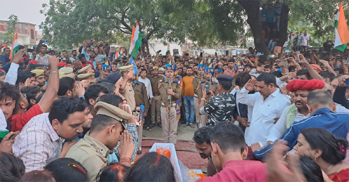 The mortal remains of BSF jawan Pawan Kumar Singh reached Pradhanpur - the number of men and women was out of control.