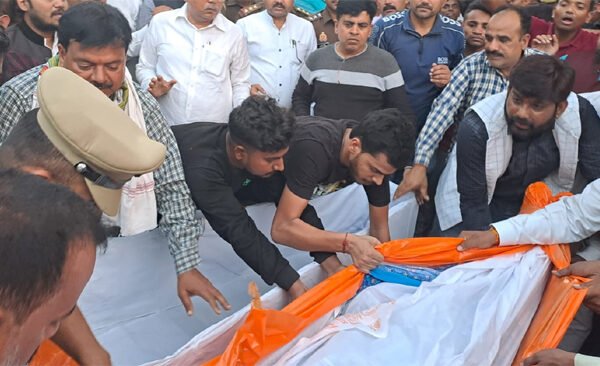 The mortal remains of BSF jawan Pawan Kumar Singh reached Pradhanpur - the number of men and women was out of control.