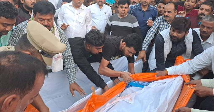 The mortal remains of BSF jawan Pawan Kumar Singh reached Pradhanpur - the number of men and women was out of control.