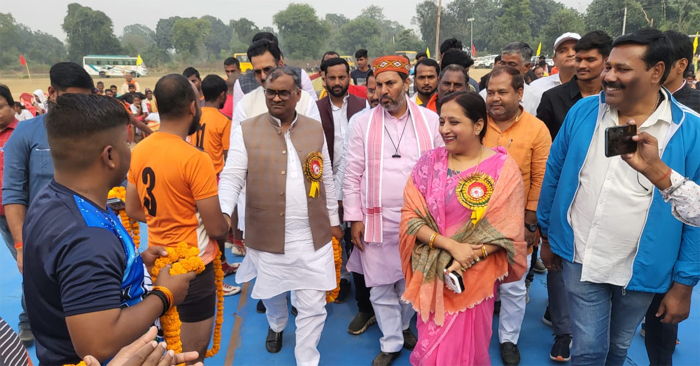 Sports Minister Girish Chand Yadav rewarded the winning players