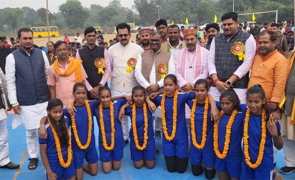 Sports Minister Girish Chand Yadav rewarded the winning players