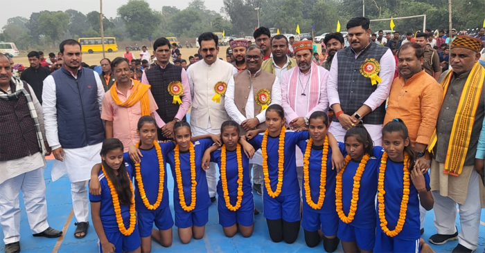 Sports Minister Girish Chand Yadav rewarded the winning players
