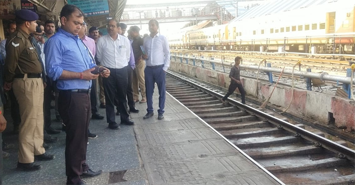Railway Manager of Varanasi Division conducted window trailing safety inspection from Varanasi to Chhapra regarding operation of Chhath Mela special trains and Chhath Puja.
