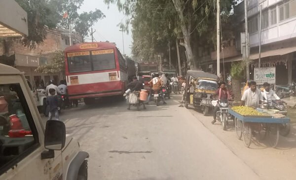 Truck axle broken, engine stopped, traffic jammed for 5 hours