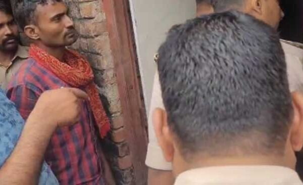 Father of three daughters committed suicide after quarreling with his wife, dead body found hanging in the room