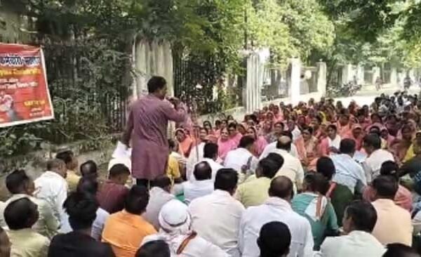 Members of Joint Struggle Steering Committee staged a protest, handed over leaflets