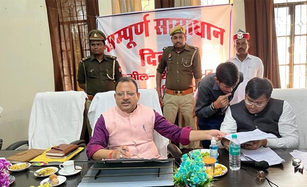 DM ordered to stop salaries of three senior officers of Ballia