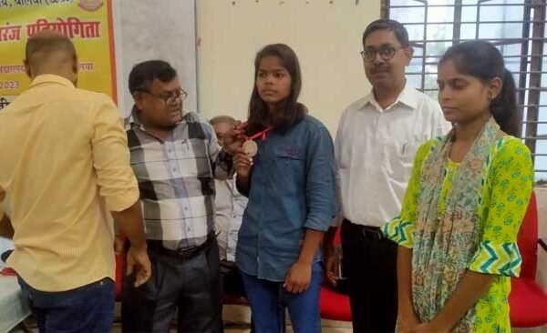 Dadar College shines in University Chess Competition