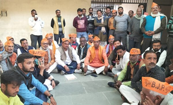 BJP workers staged a protest in Bansdih to protest against bullying of farmers.
