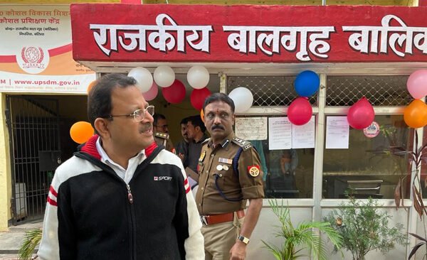 District Magistrate along with Superintendent of Police inspected the Government Children's Home of Ballia