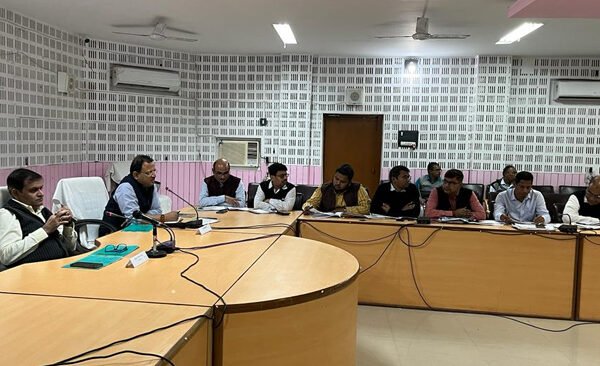 A review meeting on the progress of settlement of revenue cases in Ballia was held under the chairmanship of the Divisional Commissioner.