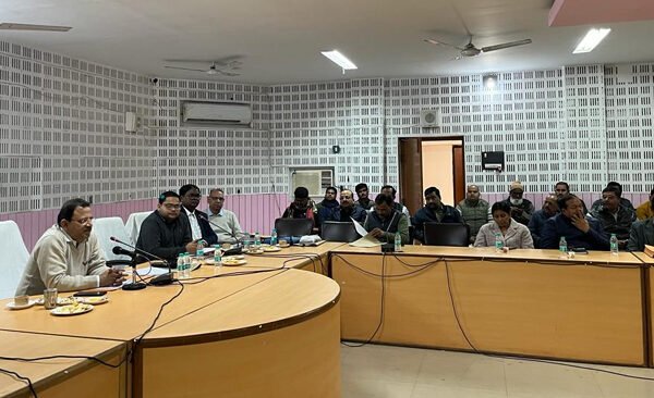The meeting of all department heads and pensioners' organization officials on Pensioners' Day was held under the chairmanship of the District Magistrate.