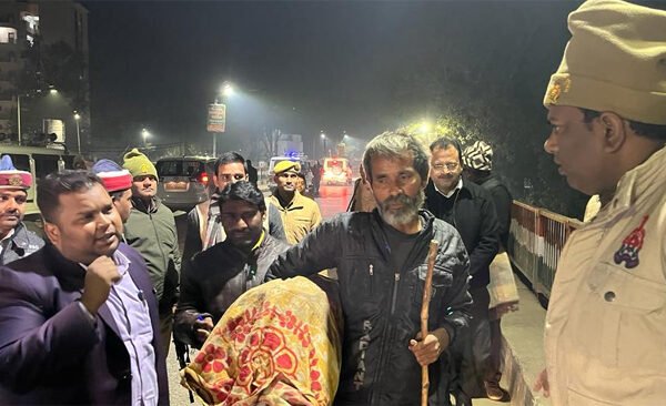 DM distributed blankets to the needies at night