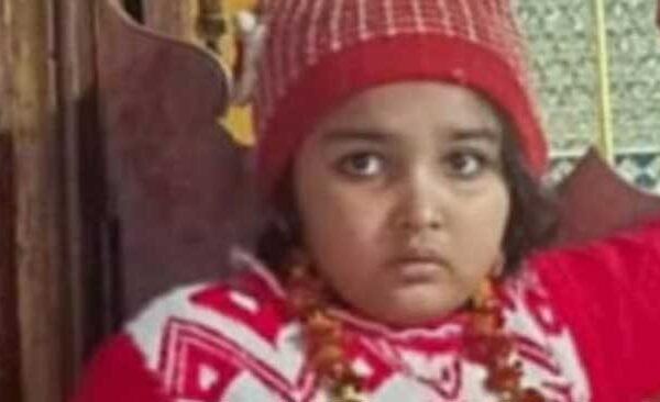 तेज रफ्तार स्कार्पियों के धक्के से घायल बालिका की इलाज के दौरान मौत बलिया. गड़वार थाना क्षेत्र के बड़सरी चट्टी पर तेज रफ्तार स्कार्पियों के धक्के से घायल बालिका Girl injured by speeding car dies during treatment