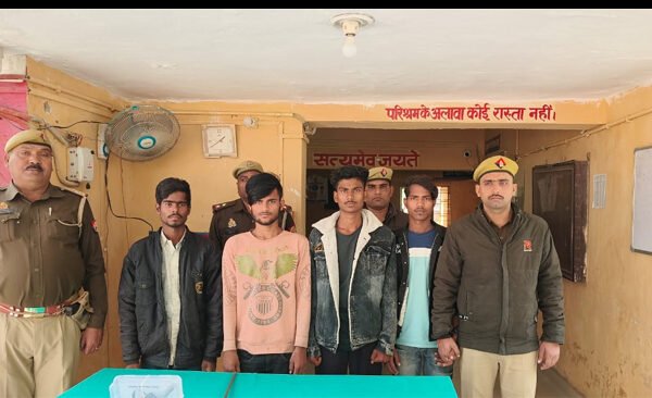 They were planning the theft while sitting, police caught them - 11 stolen mobile phones and pistol recovered