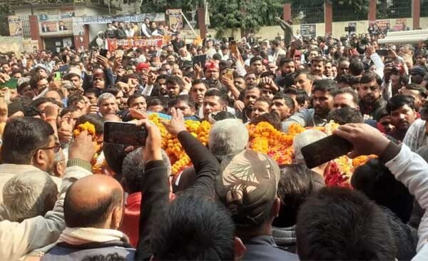 The funeral procession of late SP District President Rajmangal Yadav started from Bisukiya village, the last rites took place at Mahavir Ghat.