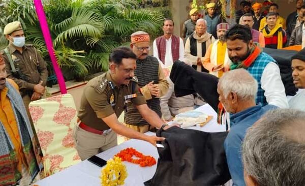 SP reached the death anniversary function and distributed blankets to the poor.