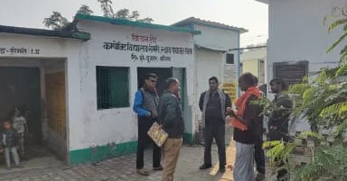 Thieves stole goods worth thousands of rupees by breaking the school lock