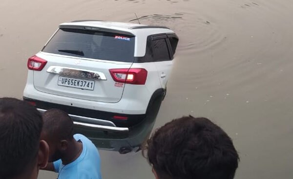 SI's car entered Srinath Sarovar - the youth sitting in the car narrowly escaped