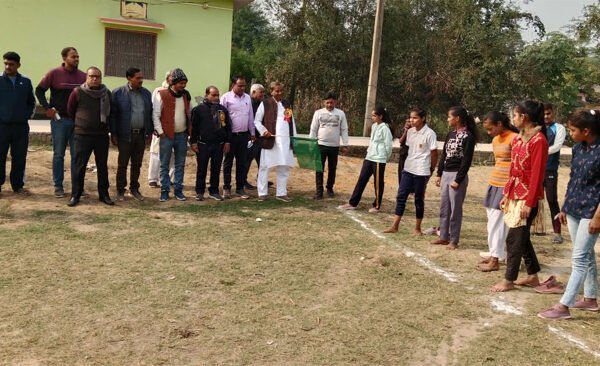 The Chief inaugurated the sports by showing the green flag.