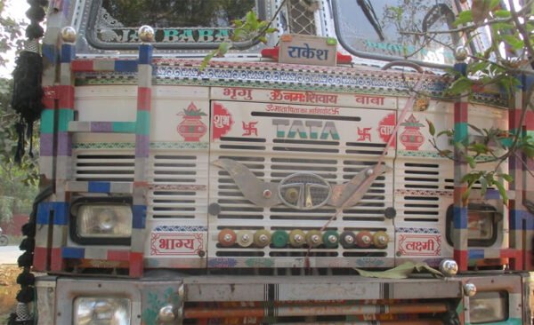 Bolero collides with truck on Rasra-Ballia road, two youths dead, condition of two critical
