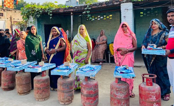 Under Ujjwala scheme, 23 women of Shivpur Dyar Nai Basti got stove and gas cylinder. lighter distributed