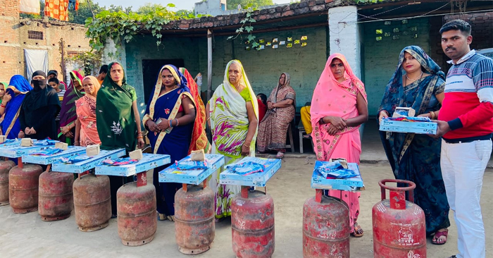 Under Ujjwala scheme, 23 women of Shivpur Dyar Nai Basti got stove and gas cylinder. lighter distributed