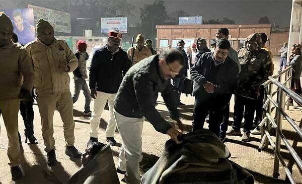 District Magistrate came out at night to take care of the people shivering due to severe cold.