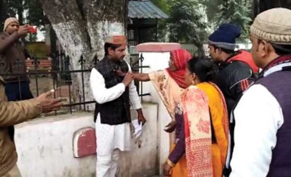 Women beat up state president for cheating in the name of job and housing
