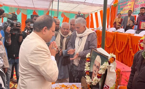 The District Magistrate gave citation and a citation to encourage the progressive and progressive farmers who performed well in the fields of agriculture, horticulture, sugarcane and fish production.