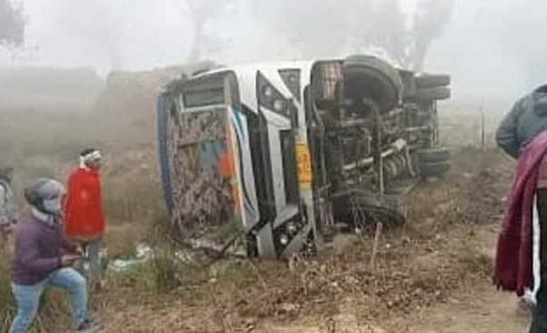 The bus going from Ballia to Varanasi overturned on the side of the road due to fog.