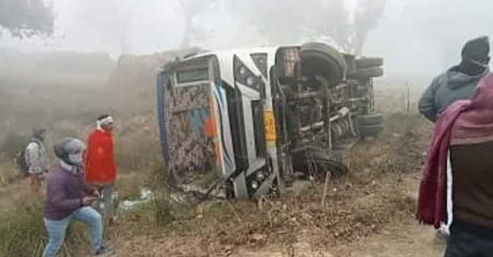 The bus going from Ballia to Varanasi overturned on the side of the road due to fog.