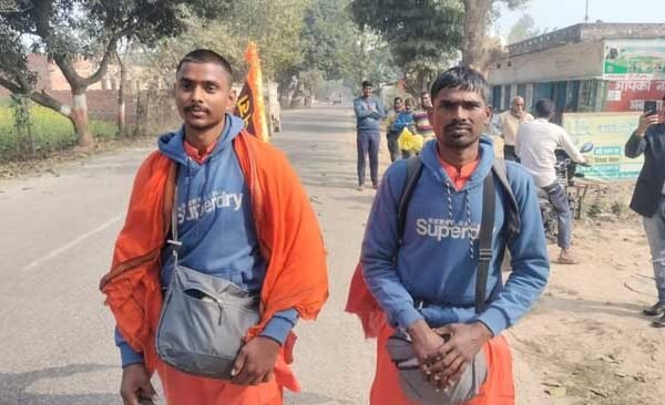 Two youths from Bihar are reaching Ayodhya via Bansdih of Ballia.